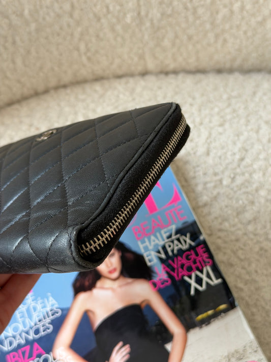 Pre-Owned Black Matelassé Lambskin Zip Wallet