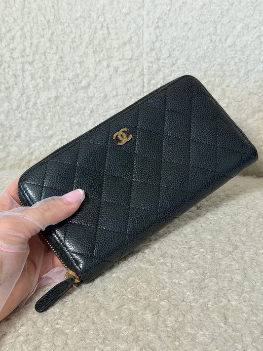 Pre-Owned Black Matelassé Caviar Leather Zip Wallet