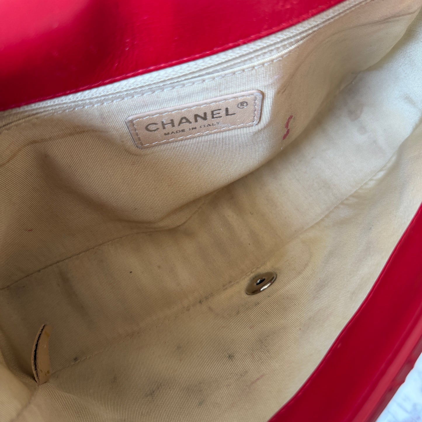 Pre-Owned Red Chevron/Matelassé Patent Crossbody Single Flap Bag