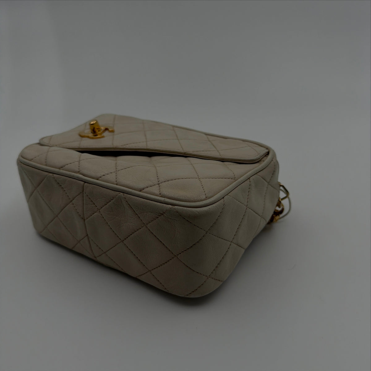 Pre-Owned Bijoux Beige Matelassé Lambskin Leather Camera Bag