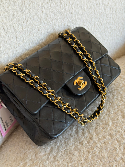 Pre-Owned Black Lambskin Medium Classic Double Flap Shoulder Bag