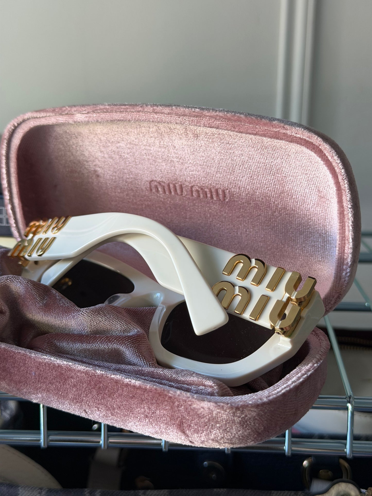 Pre-Owned White/Gold Sunglasses