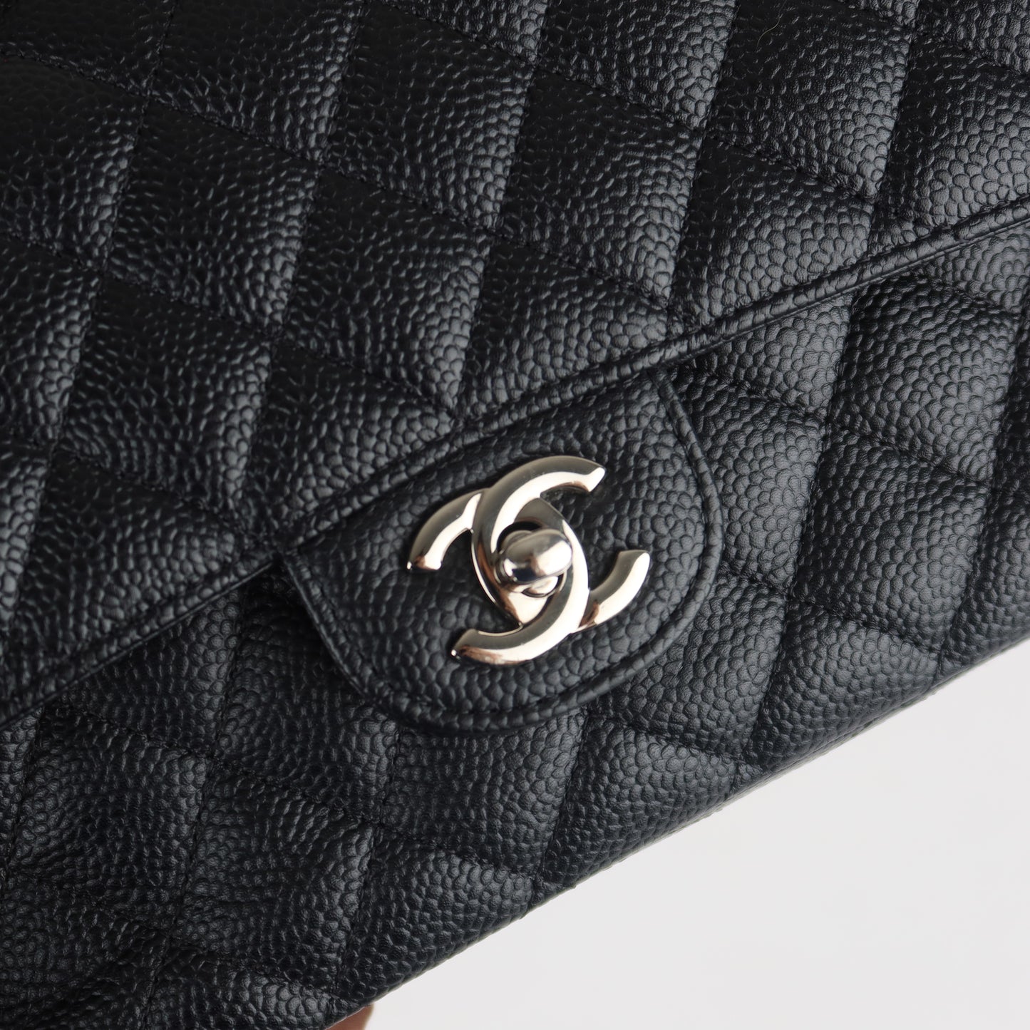 Caviar Medium Classic Flap