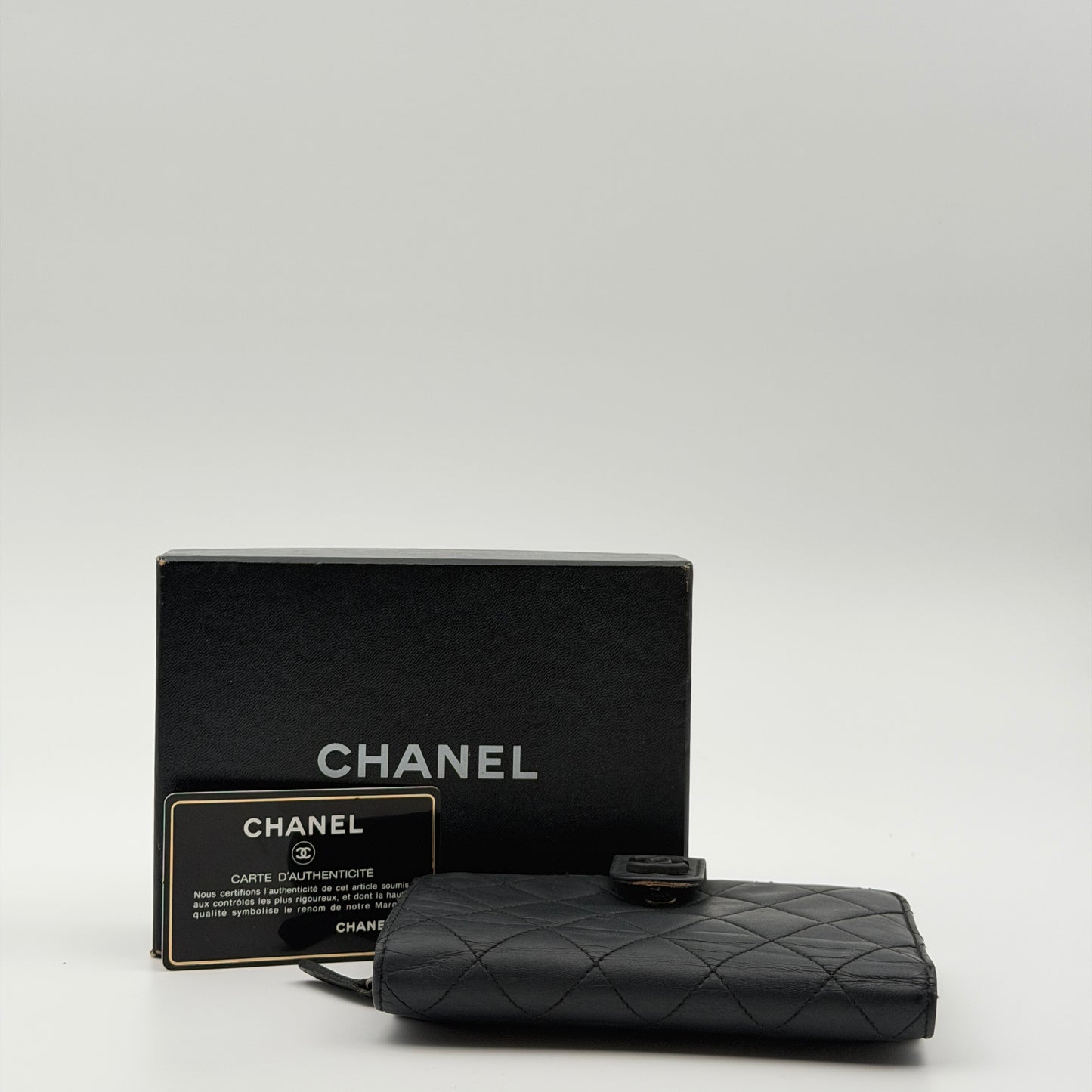 Pre-Owned Black Lambskin Leather Wallet