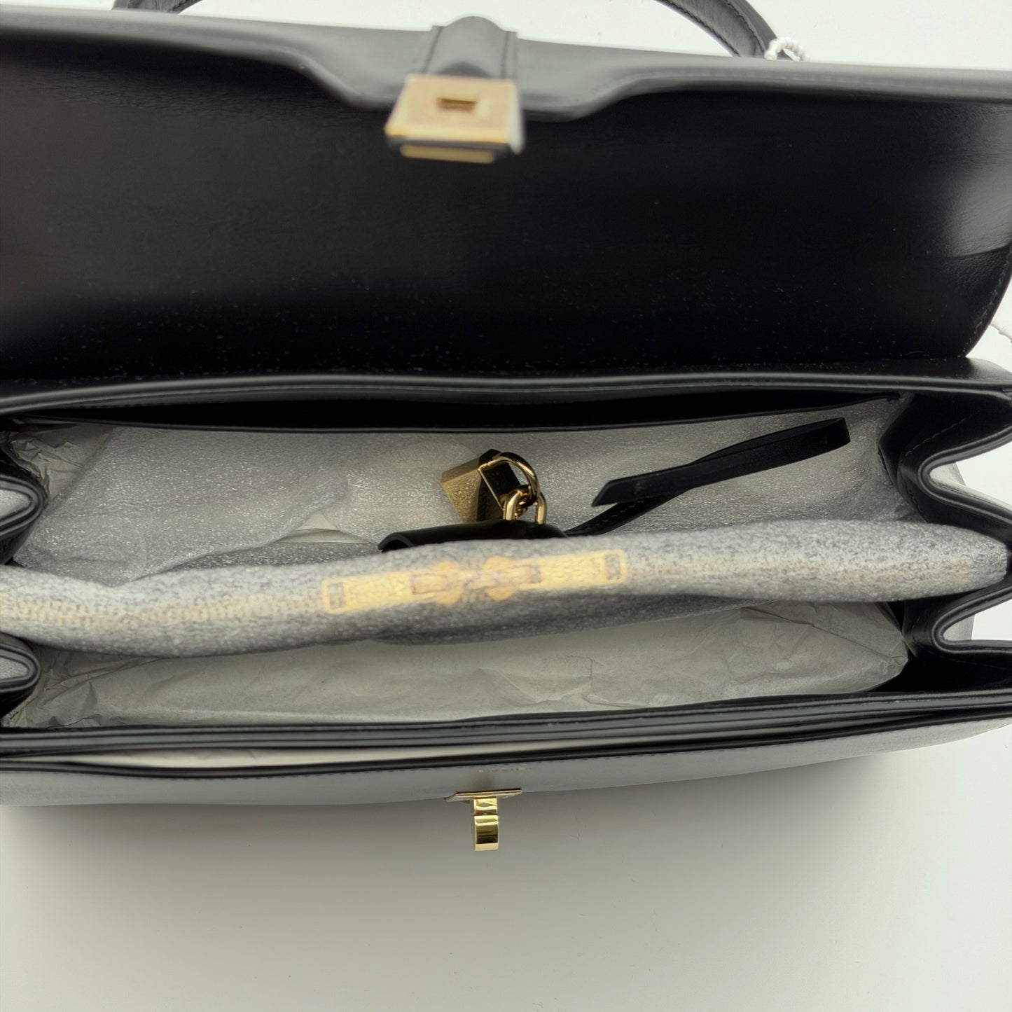 Pre-Owned Black Leather '16'