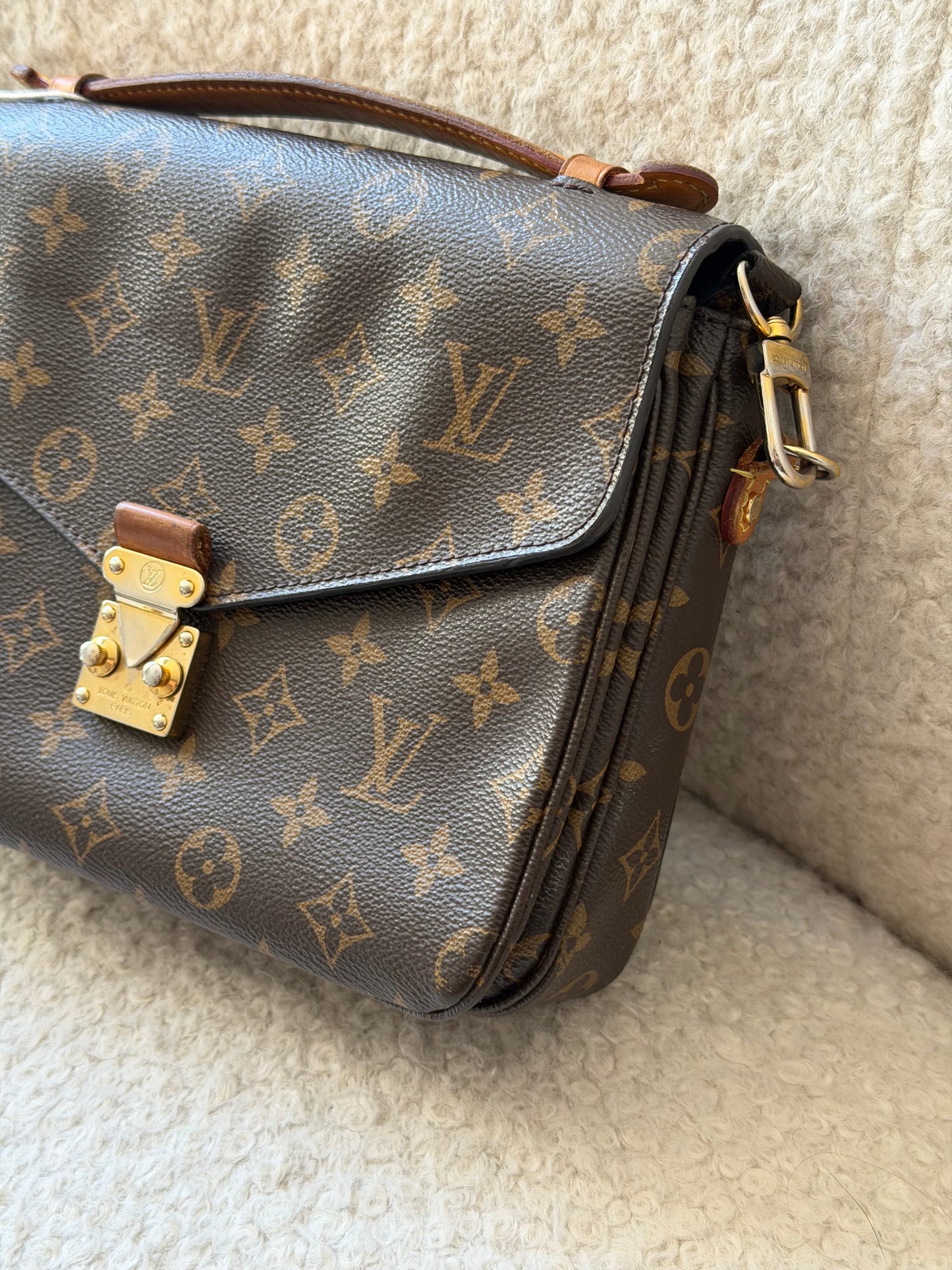 2018 Monogram Canvas Pochette Metis Handbag