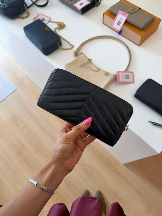 Pre-Owned Black Caviar Leather Wallet
