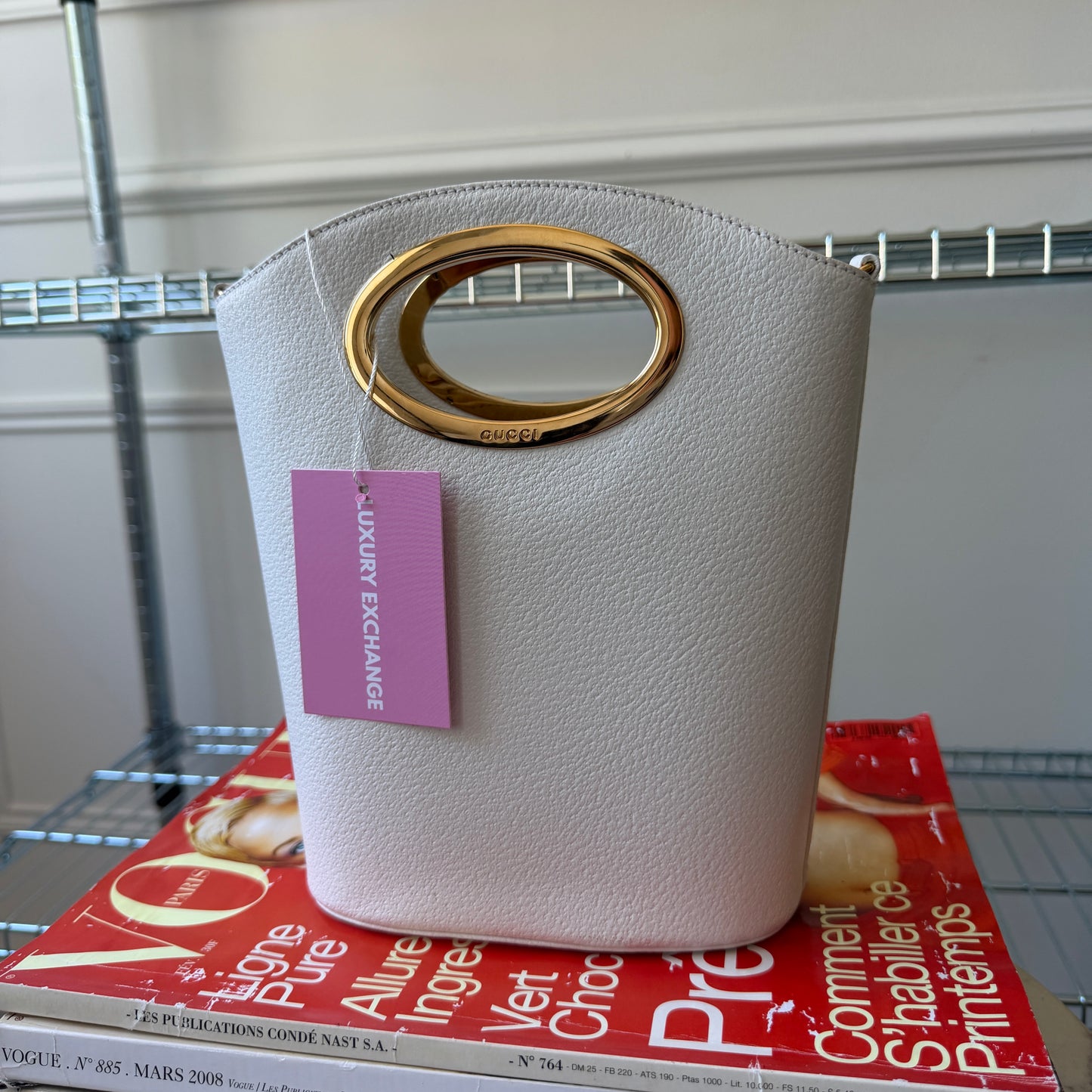 Pre-Owned White Leather Bucket Bag