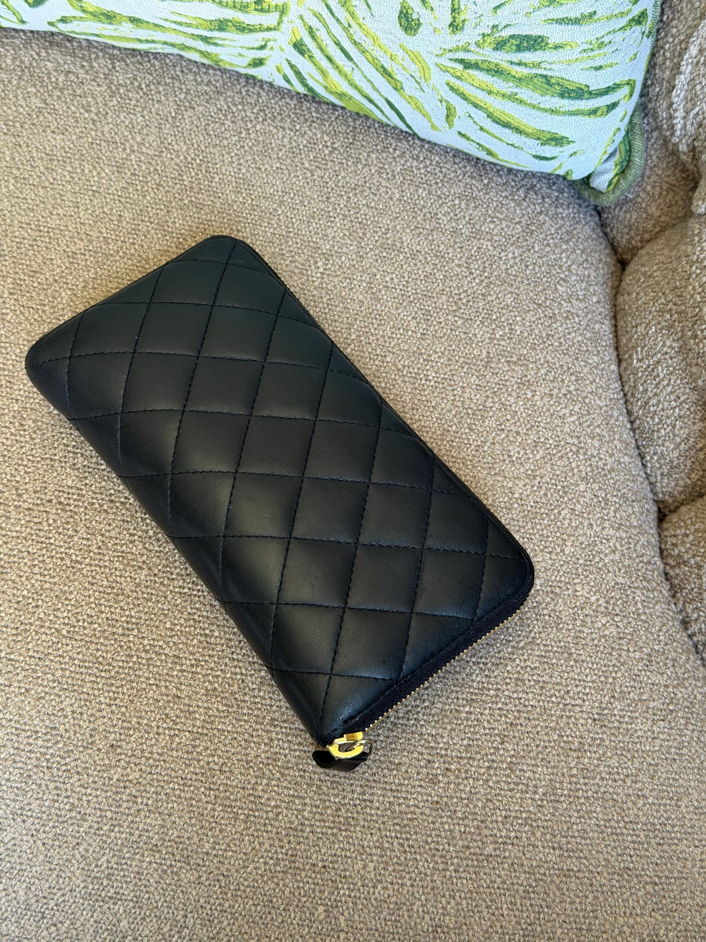 Pre-Owned Black Matelassé Lambskin Leather Zip Wallet