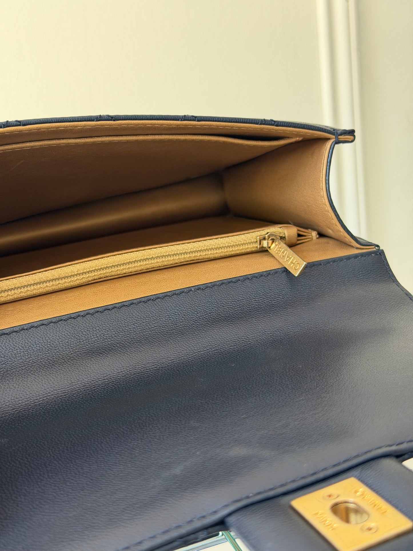 Pre-Owned Navy Metallic Lambskin Pearl Single Flap