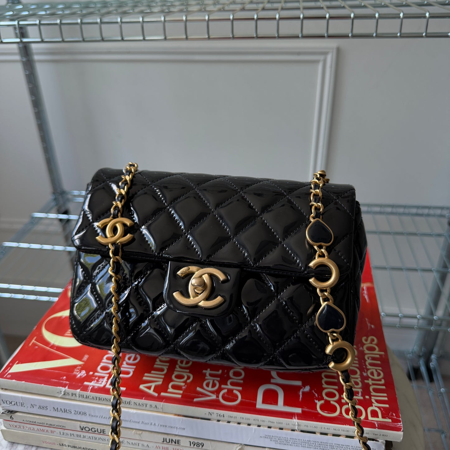 Pre-Owned Black Matelassé Patent Leather Charm Flap Crossbody Bag