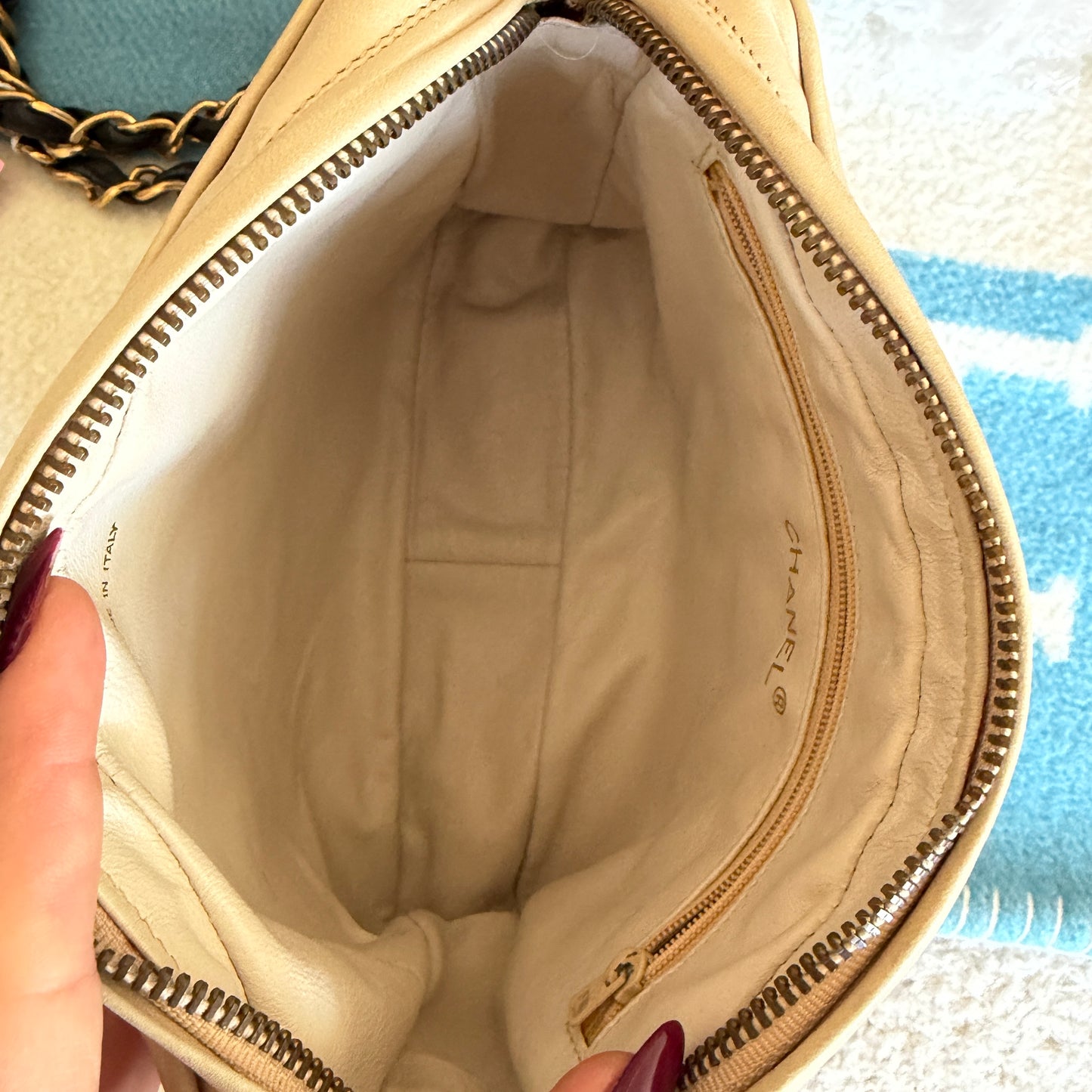 Pre-Owned Beige Diamond Quilted Lambskin Leather Camera Bag