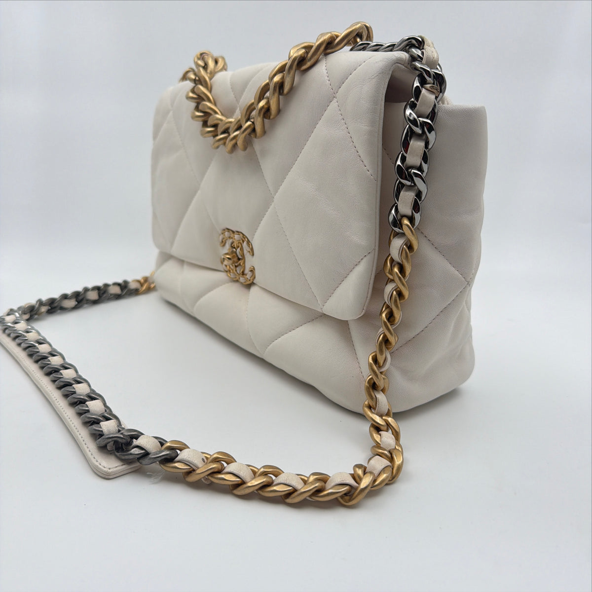Pre-Owned White Shiny Lambskin Leather Single Flap Crossbody Bag