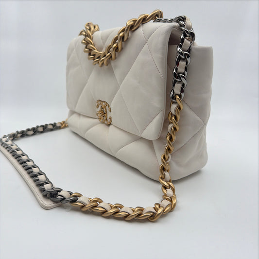 Pre-Owned White Shiny Lambskin Leather Single Flap Crossbody Bag