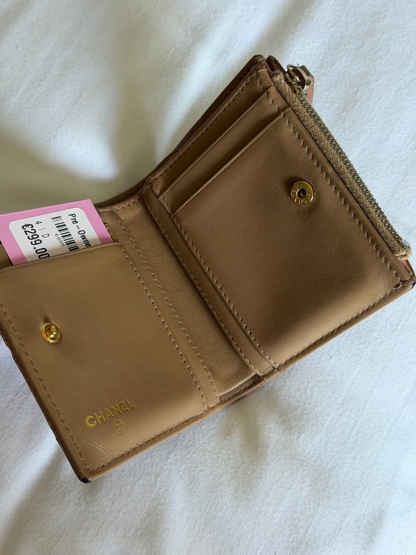 Pre-Owned Beige Caviar Leather Wallet