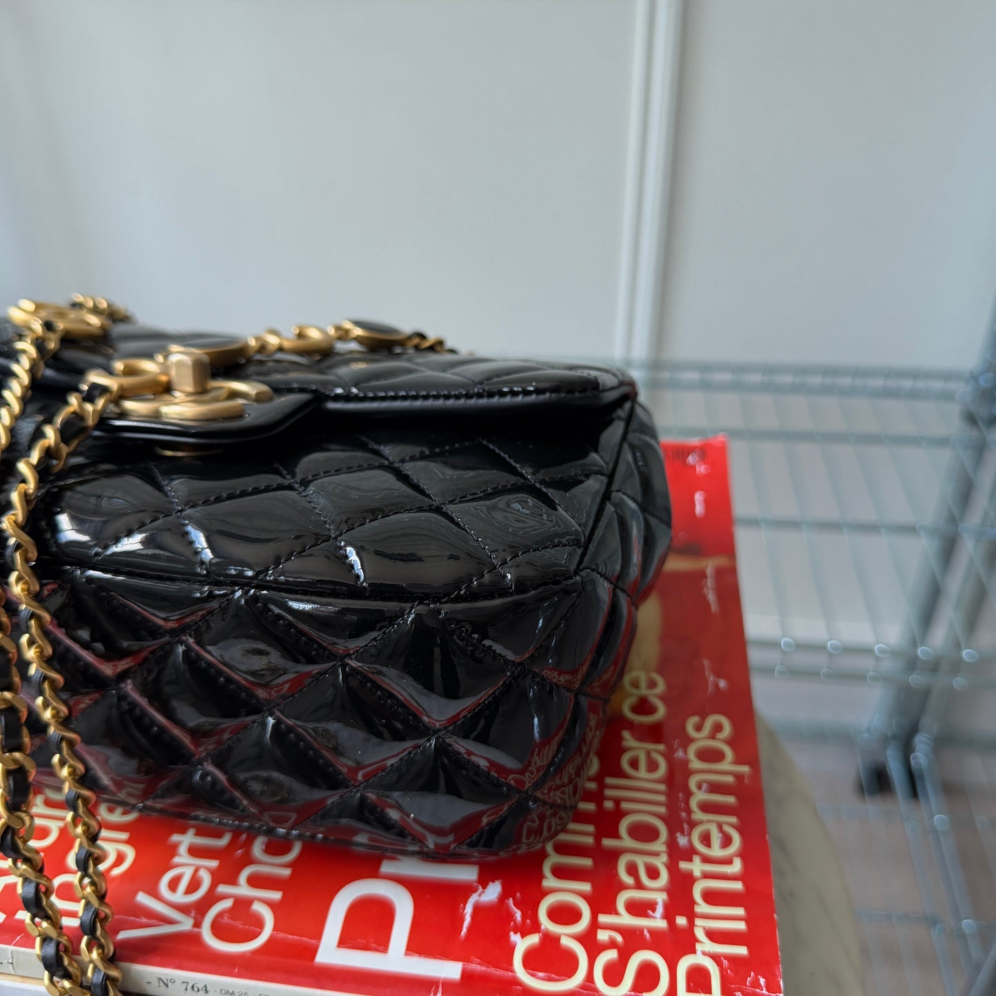 Pre-Owned Black Matelassé Patent Leather Charm Flap Crossbody Bag