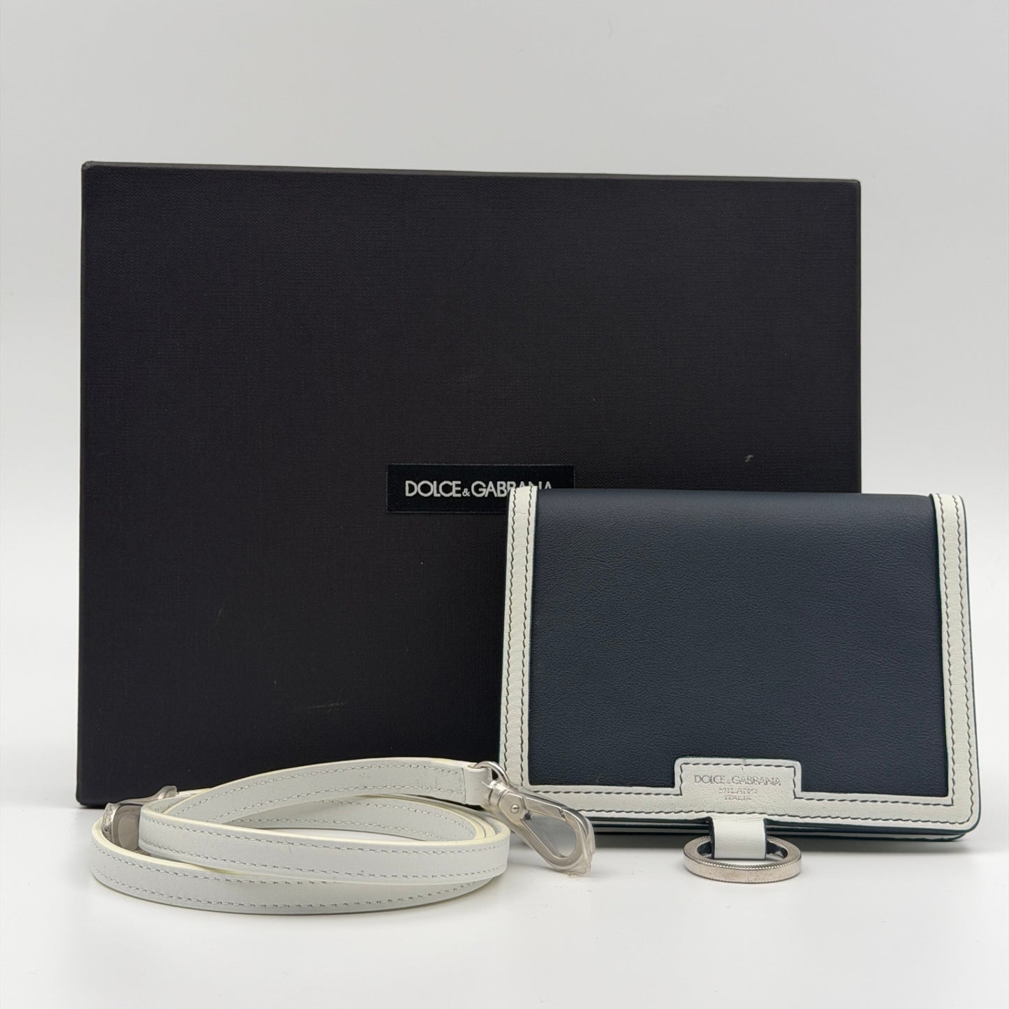 Pre-Owned Navy/White Leather Wallet on Strap