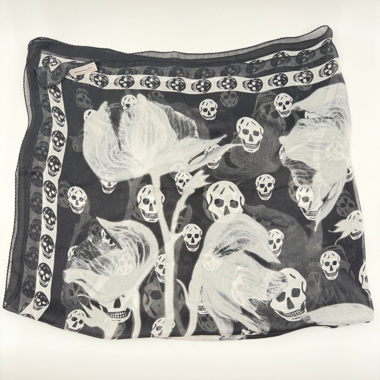 Pre-Owned Black/White Silk Scarf 