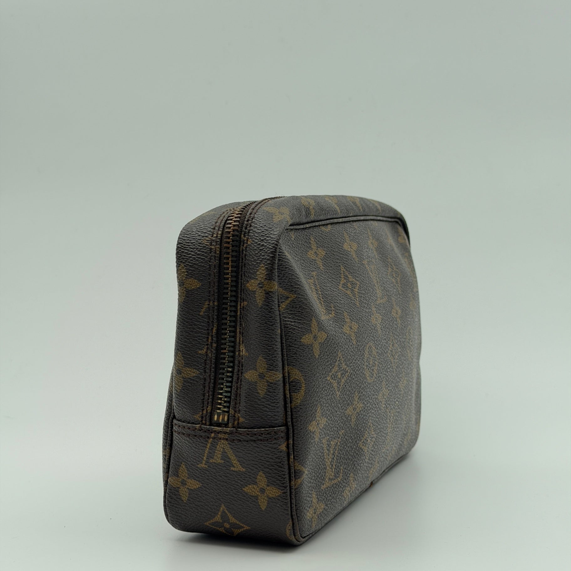 Pre-Owned LV Monogram Canvas Trousse 23 Toiletry Bag