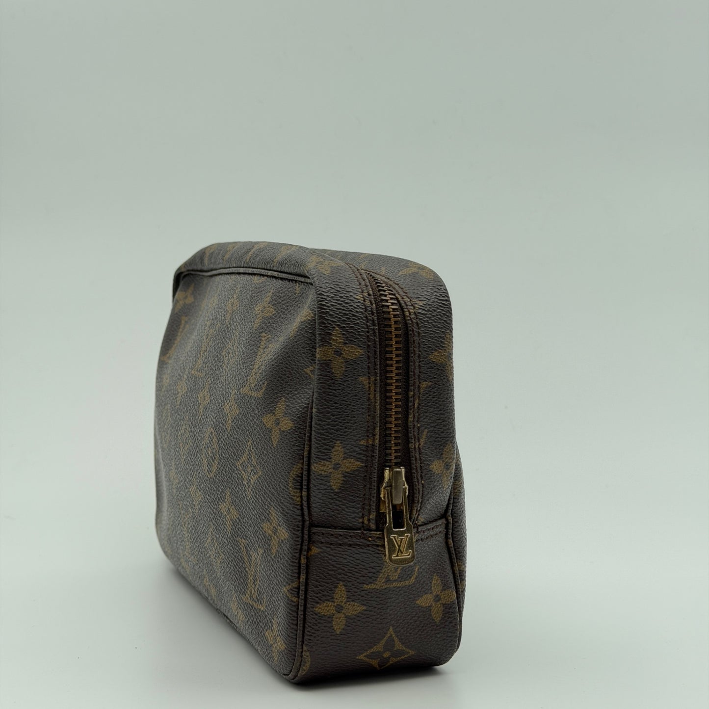 Pre-Owned LV Monogram Canvas Trousse 23 Toiletry Bag