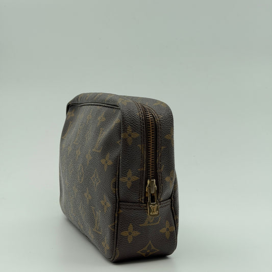 Pre-Owned LV Monogram Canvas Trousse 23 Toiletry Bag