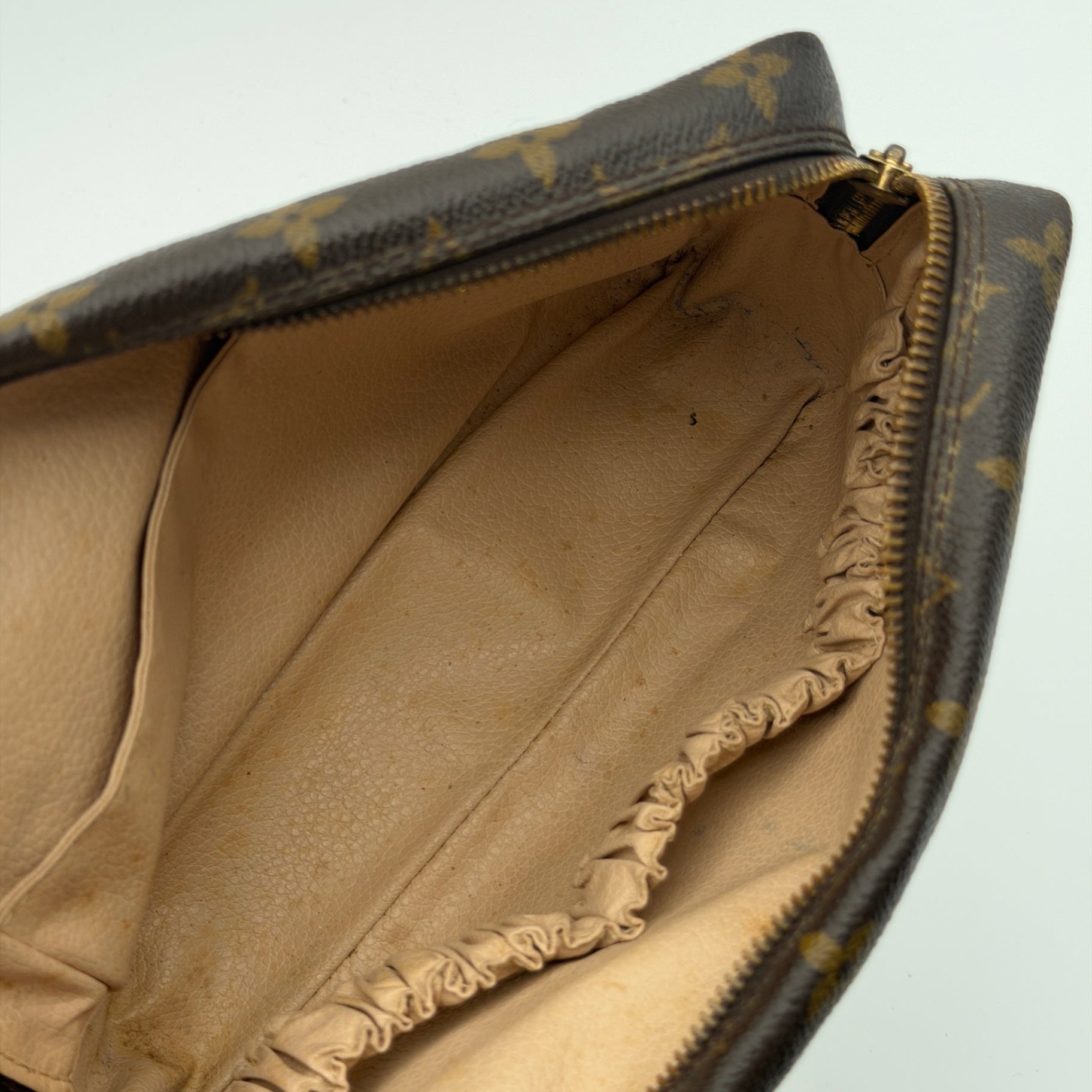 Pre-Owned LV Monogram Canvas Trousse 23 Toiletry Bag