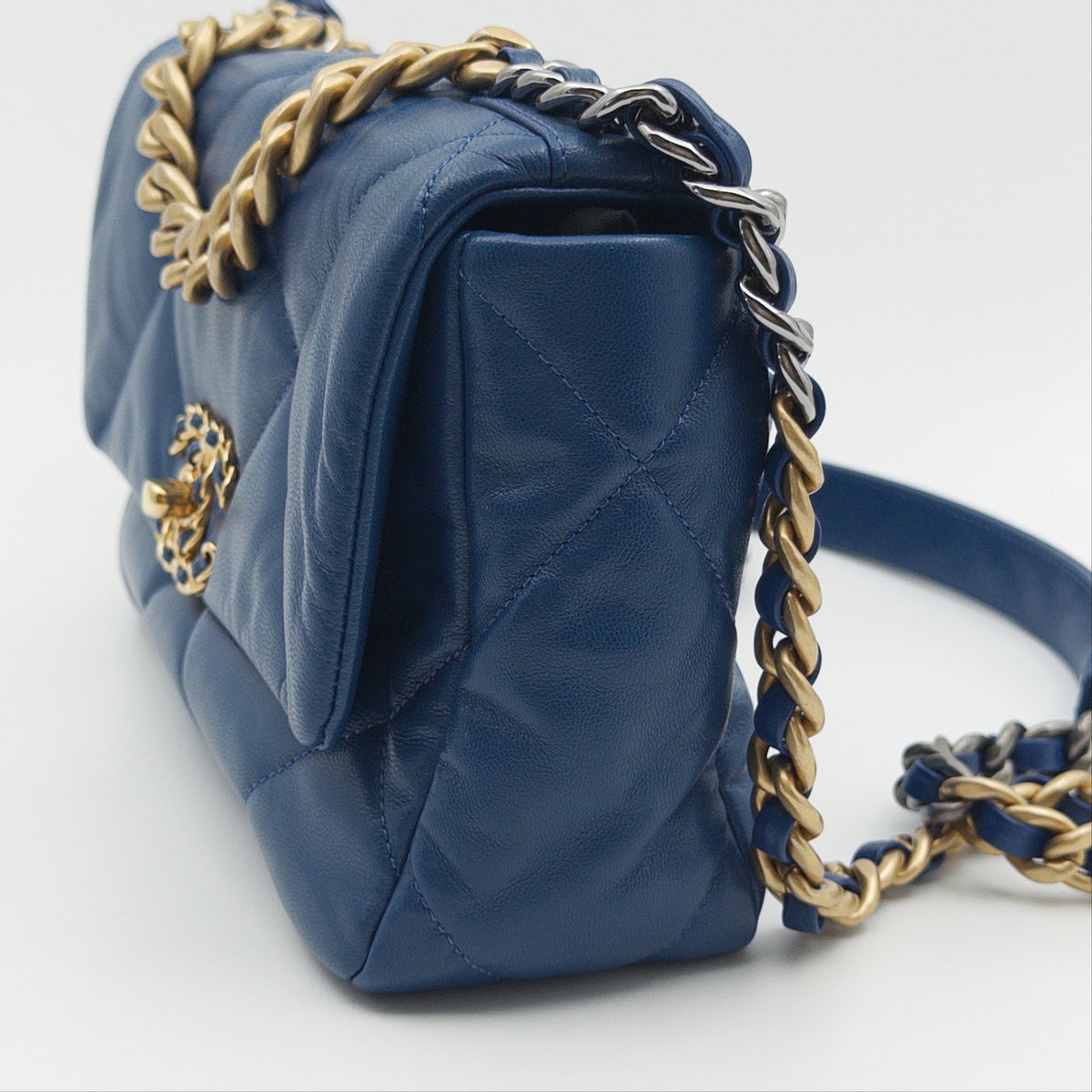 Pre-Owned Blue Shiny Lambskin 19 Single Flap Crossbody Bag