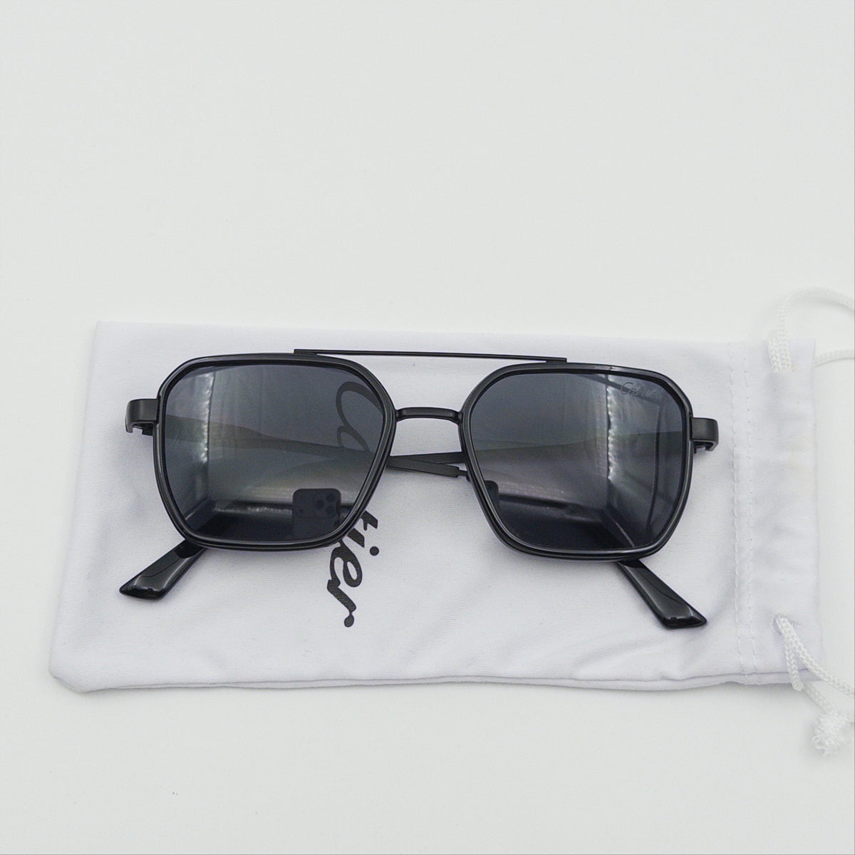 Pre-Owned Black Sunglasses