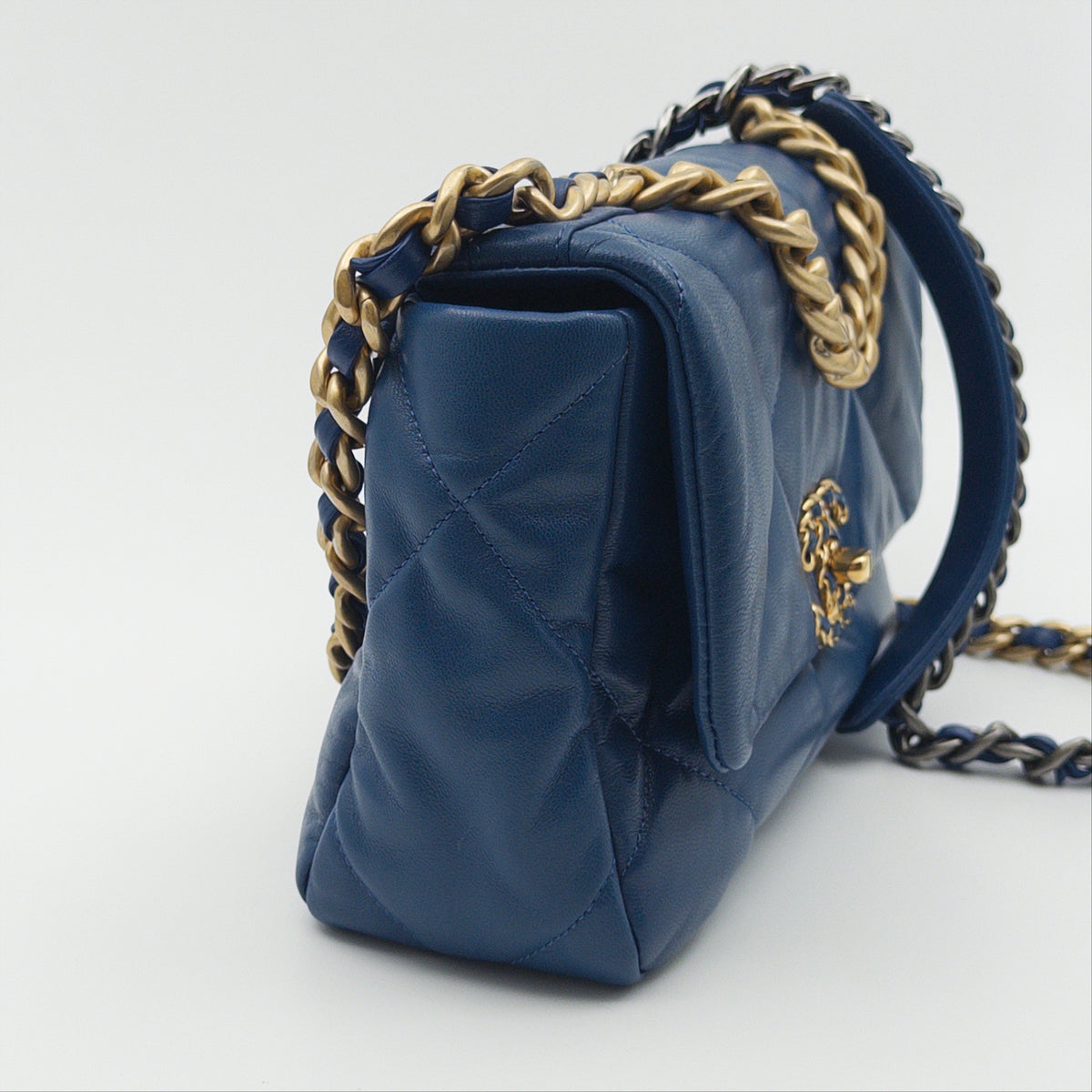 Pre-Owned Blue Shiny Lambskin 19 Single Flap Crossbody Bag
