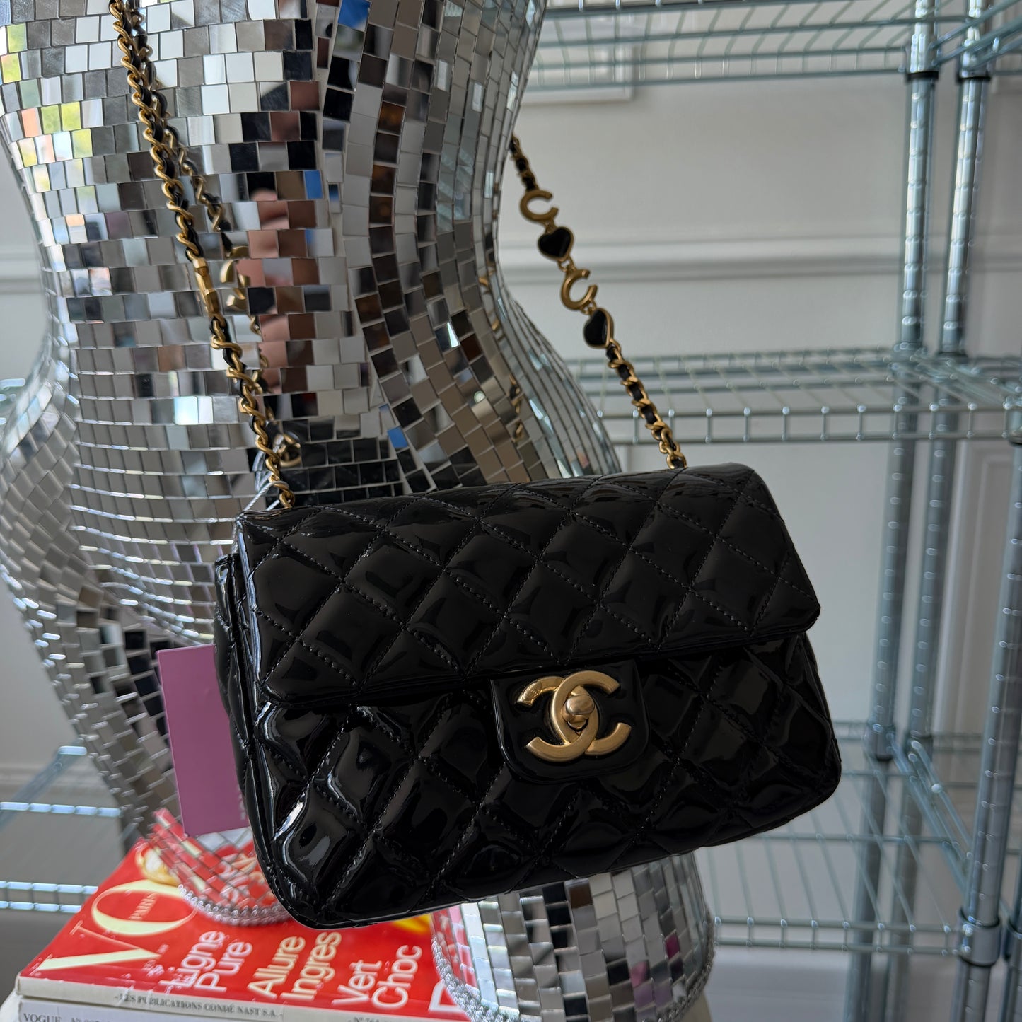 Pre-Owned Black Matelassé Patent Leather Charm Flap Crossbody Bag