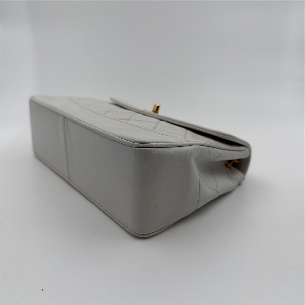 Pre-Owned White Lambskin Single Flap Crossbody Bag