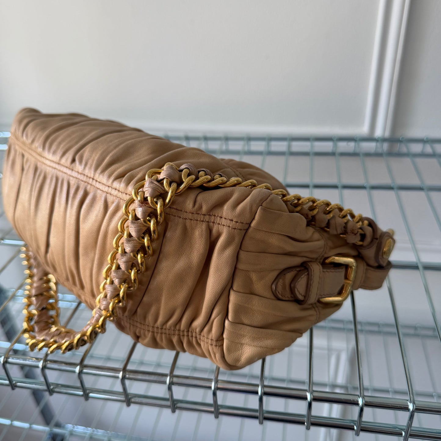 Pre-Owned Beige Ruffled Leather Shoulder Bag