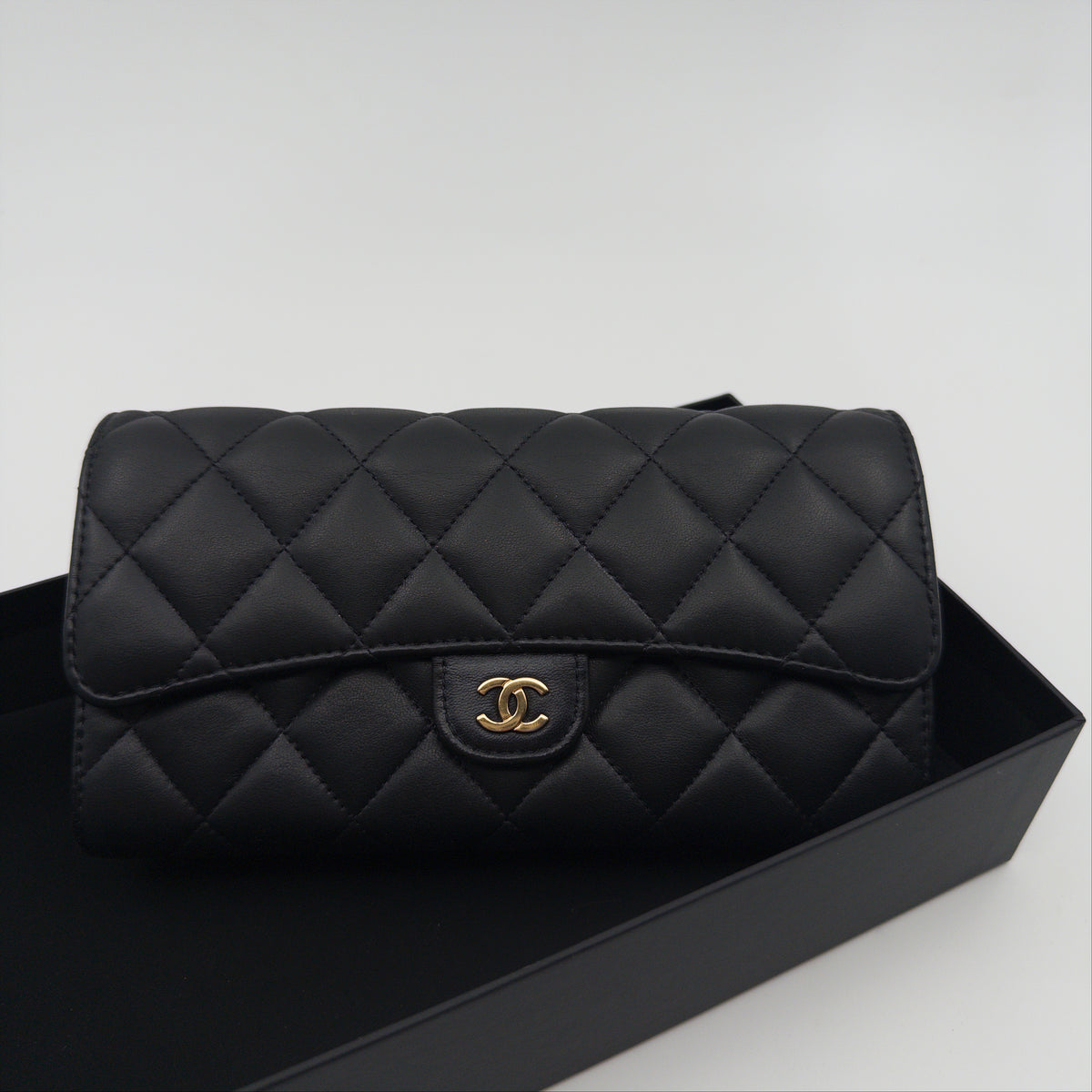 Pre-Owned Black Matelassé Lambskin Leather Wallet