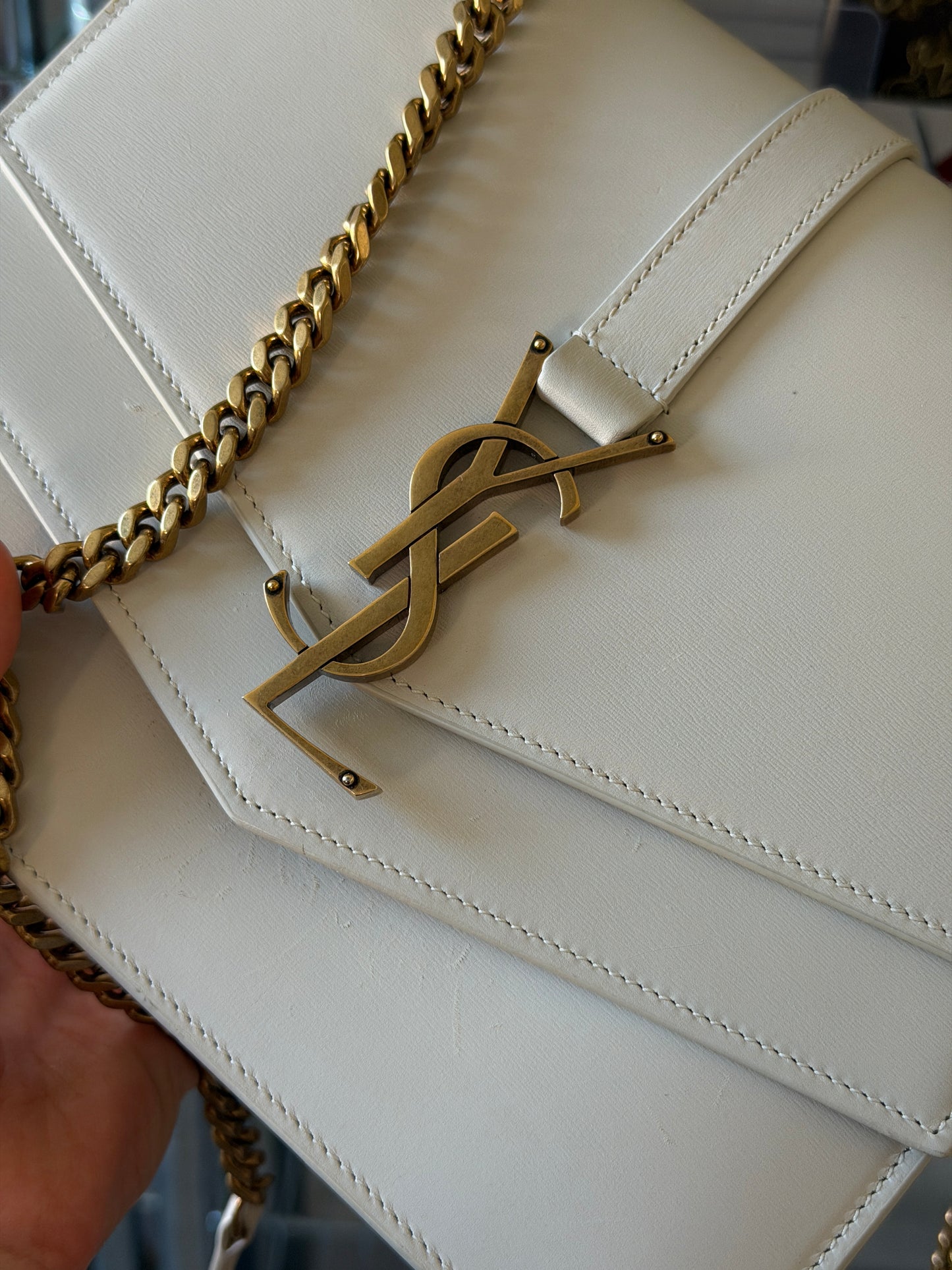 Pre-Owned White Leather Crossbody Flap Bag
