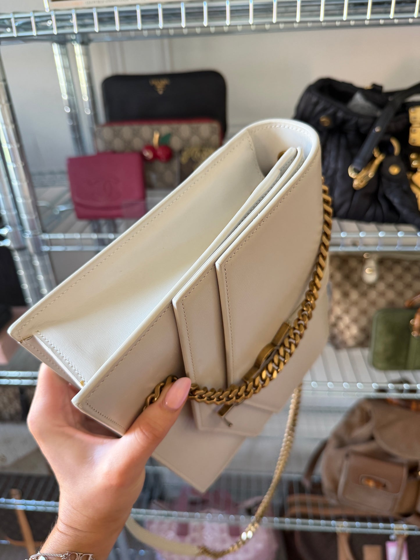Pre-Owned White Leather Crossbody Flap Bag