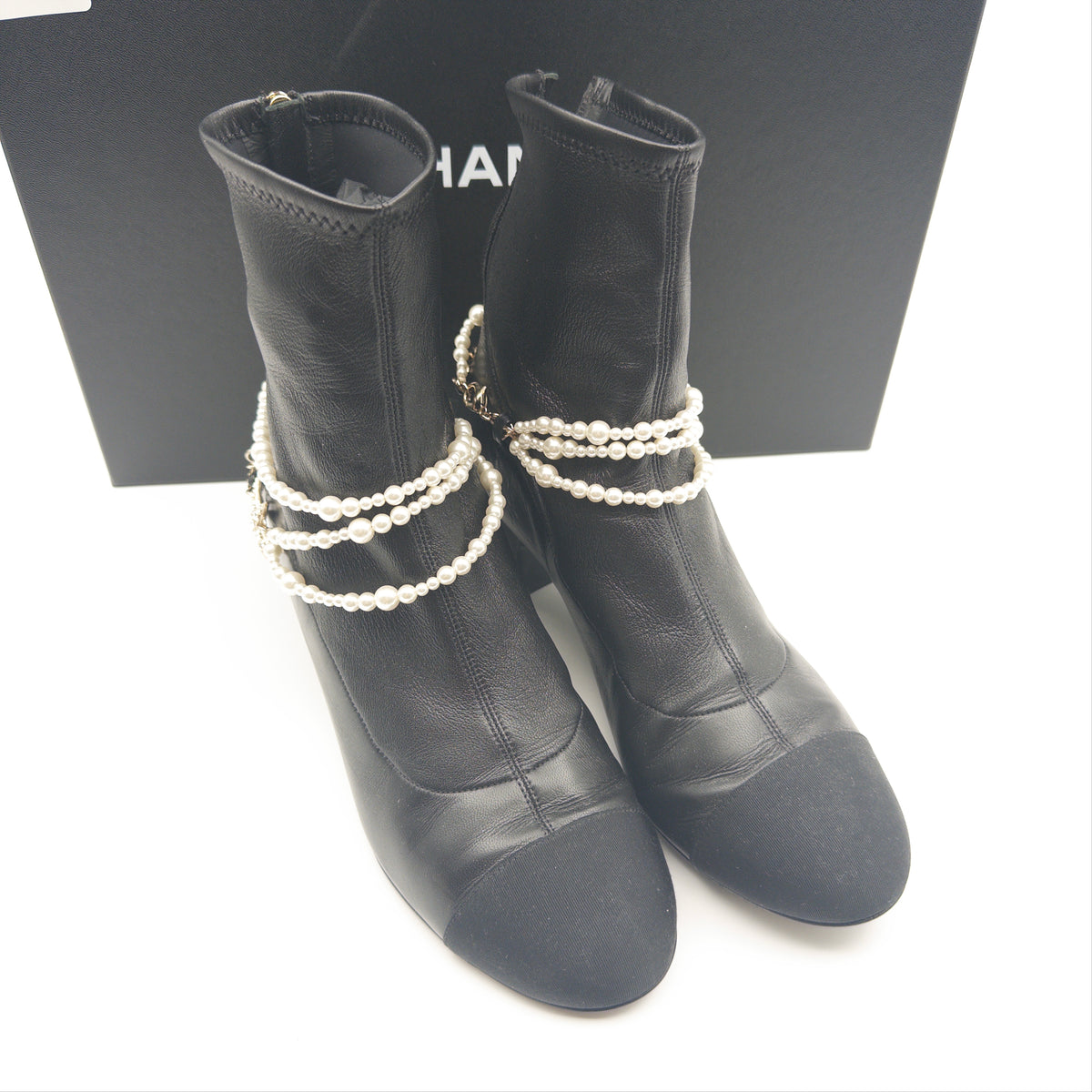 Pre-Owned Black Leather Boots (39)