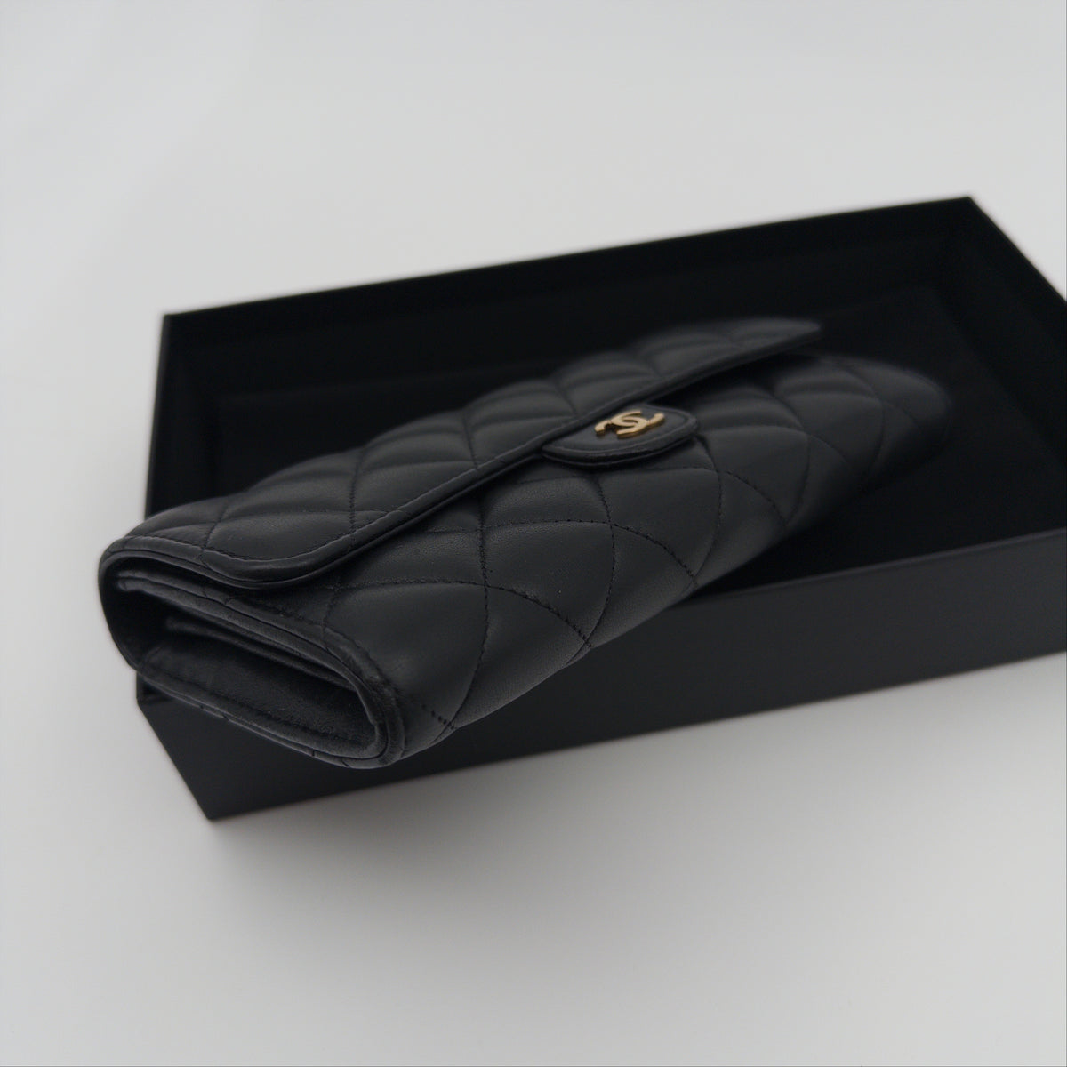 Pre-Owned Black Matelassé Lambskin Leather Wallet