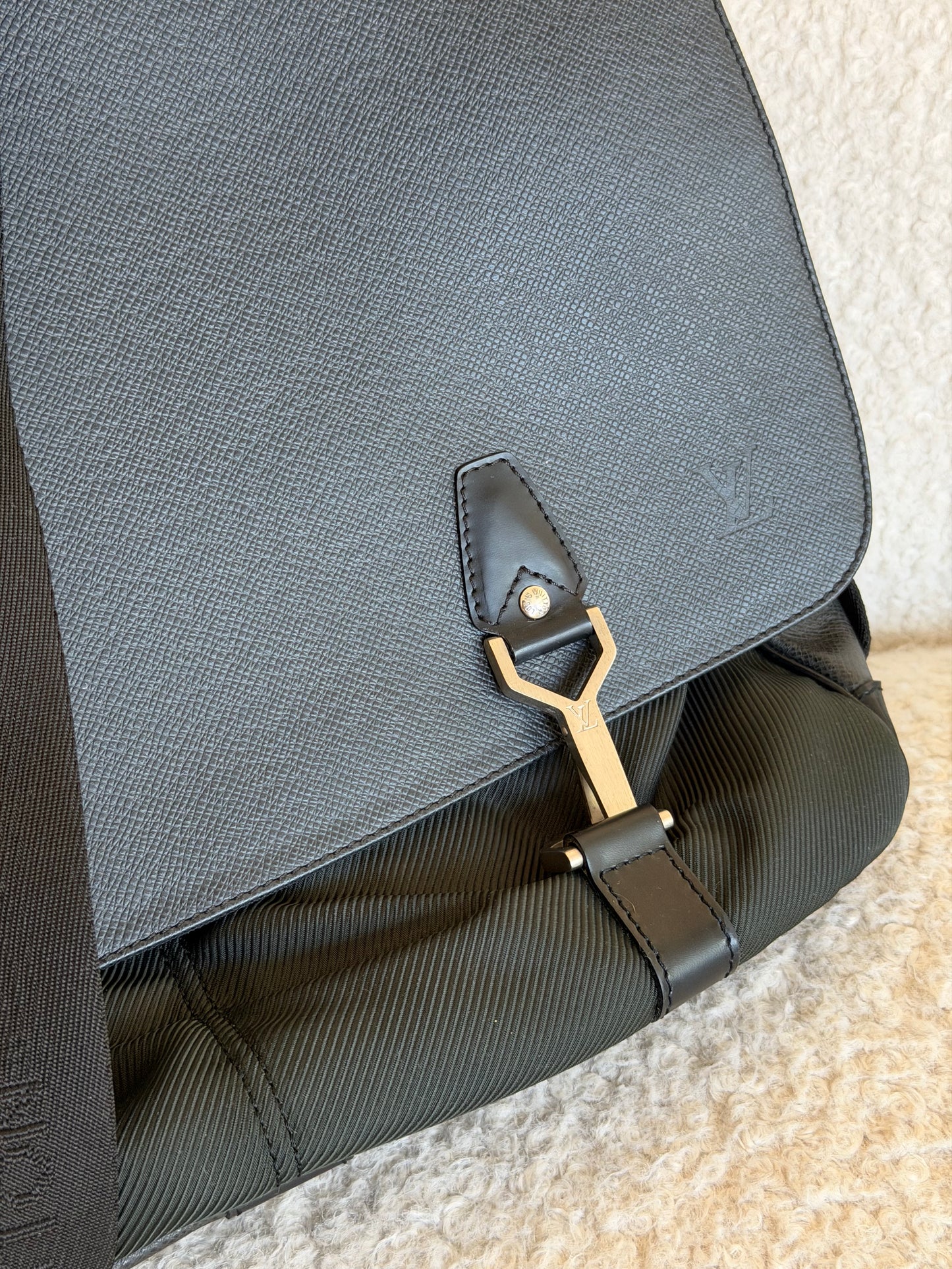 Pre-Owned Khaki Nylon/Taiga Leather Shoulder Bag