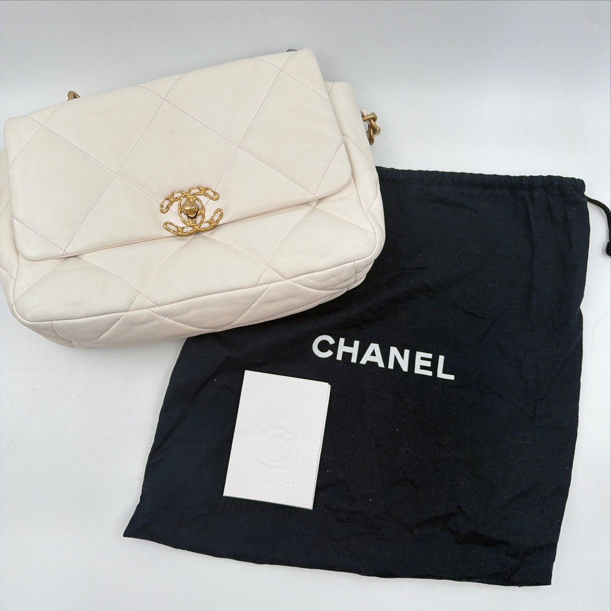 Pre-Owned White Shiny Lambskin Leather Single Flap Crossbody Bag