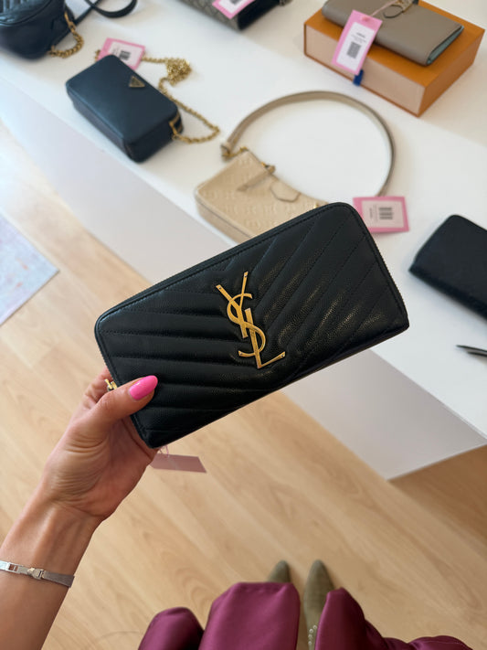 Pre-Owned Black Caviar Leather Wallet
