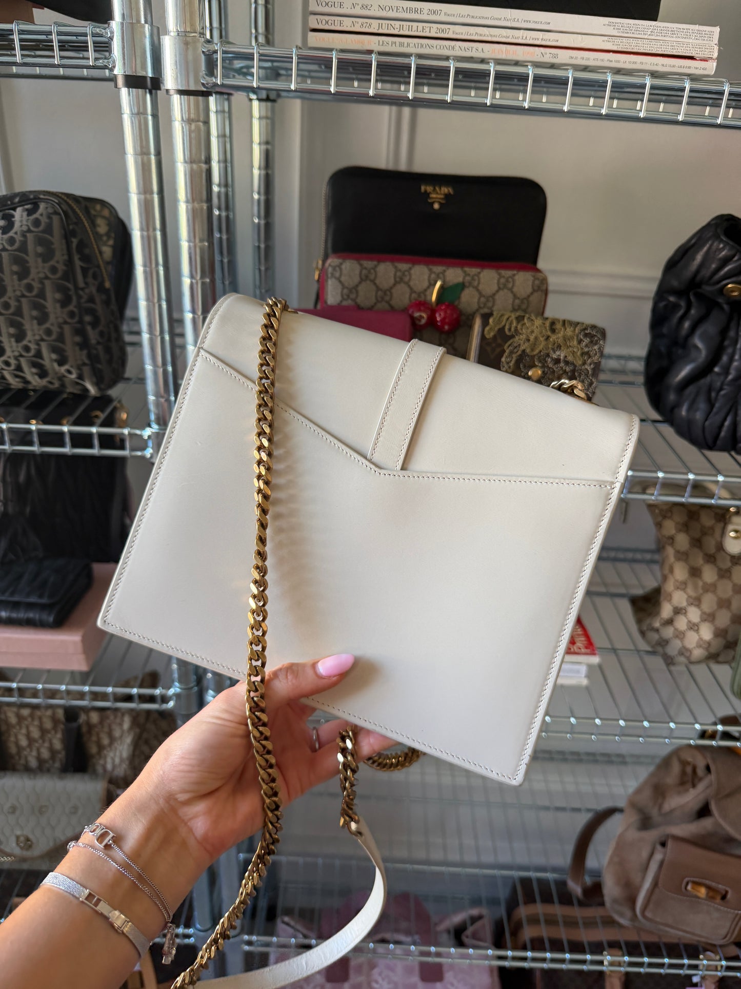 Pre-Owned White Leather Crossbody Flap Bag