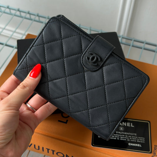 Pre-Owned Black Lambskin Leather Wallet