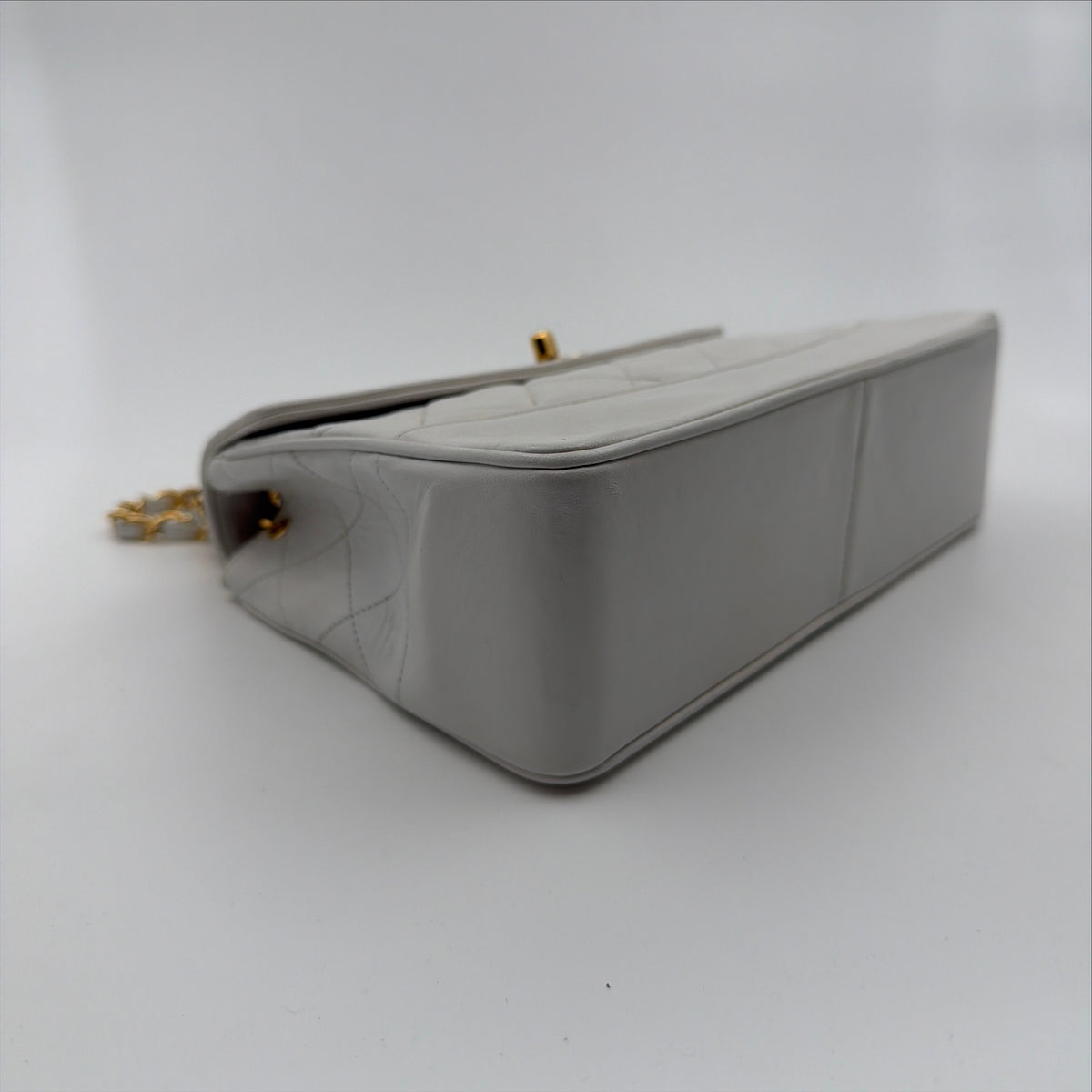 Pre-Owned White Lambskin Single Flap Crossbody Bag