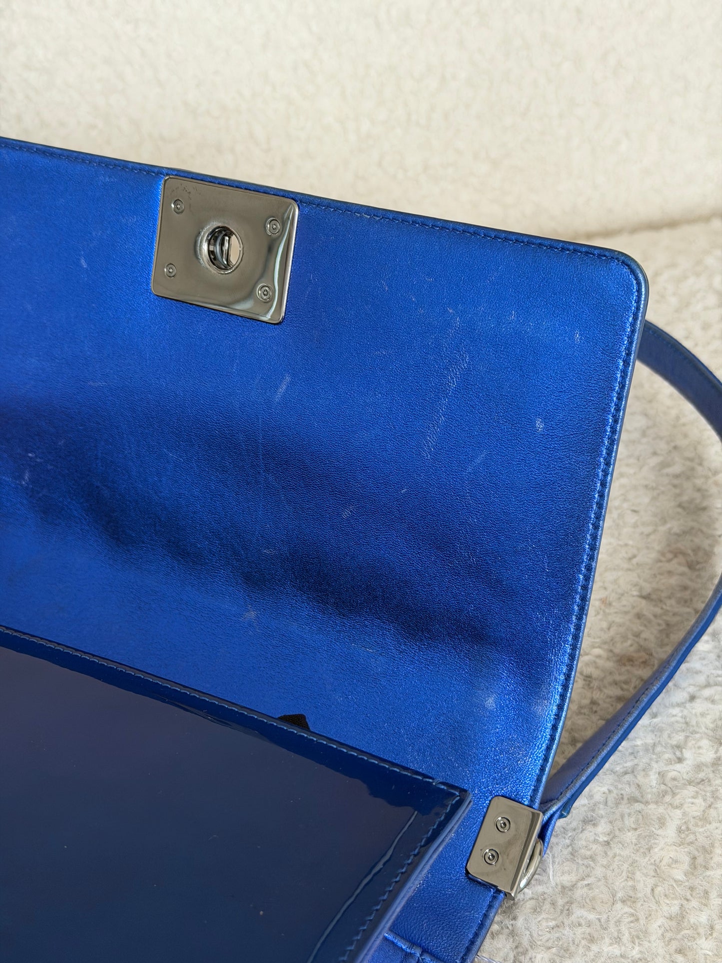 Pre-Owned Electric Blue Patent Leather Medium Boy Single Flap