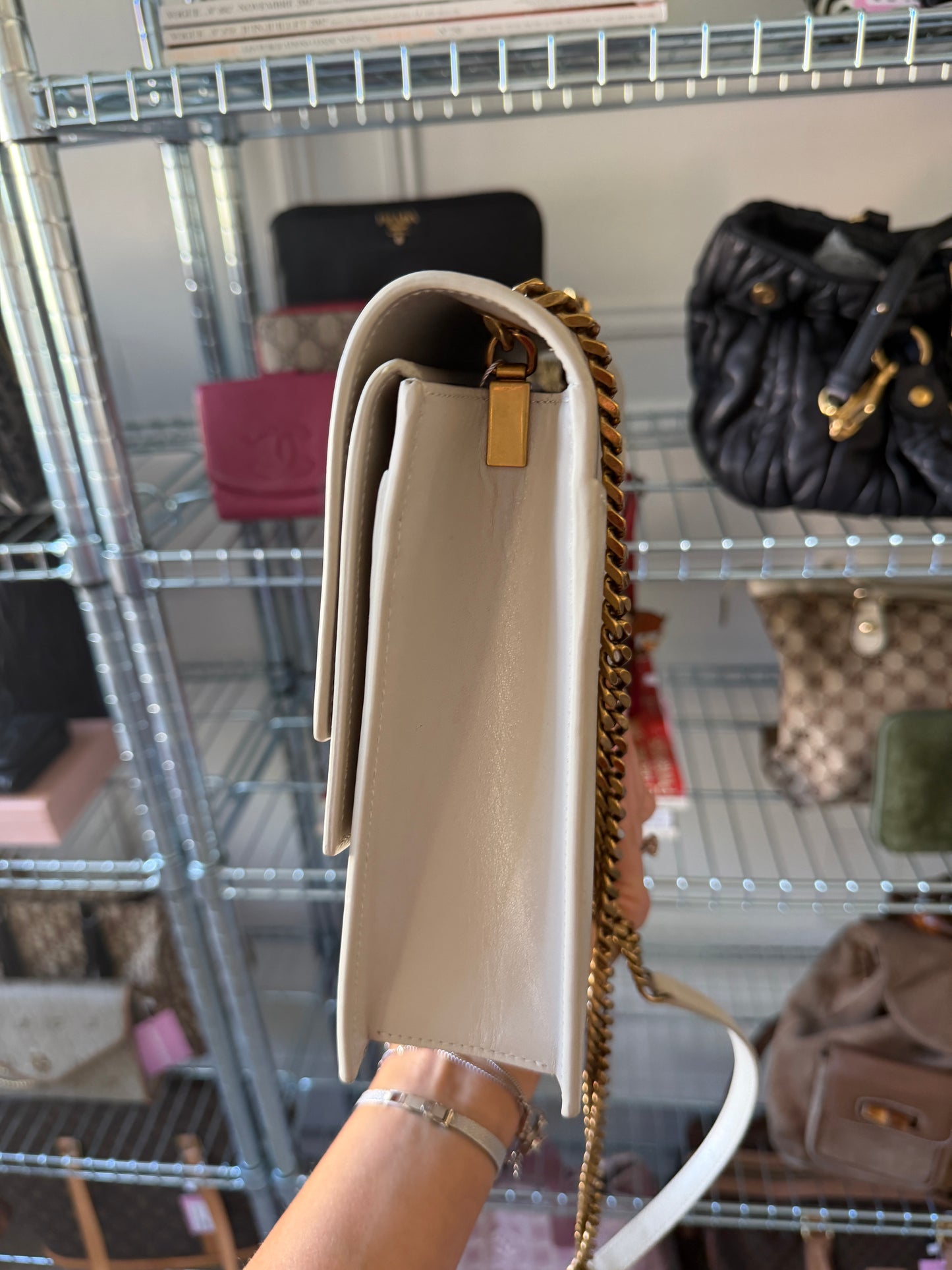 Pre-Owned White Leather Crossbody Flap Bag