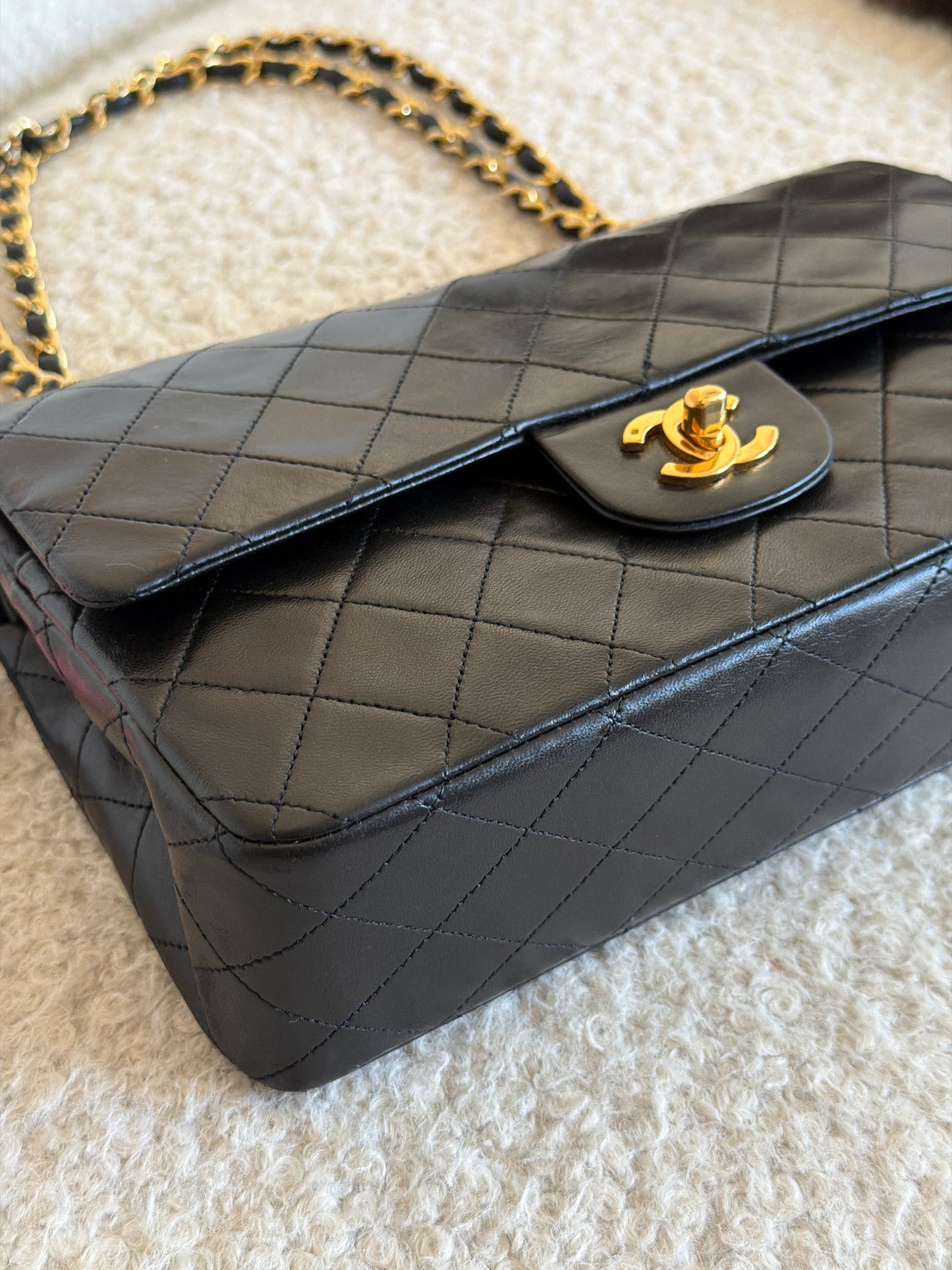 Pre-Owned Black Lambskin Medium Classic Double Flap Shoulder Bag