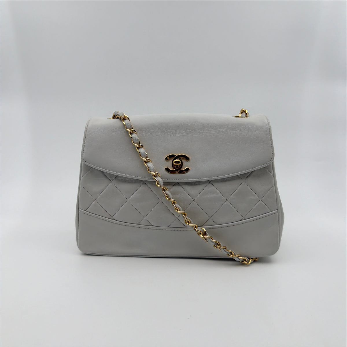 Pre-Owned White Lambskin Single Flap Crossbody Bag