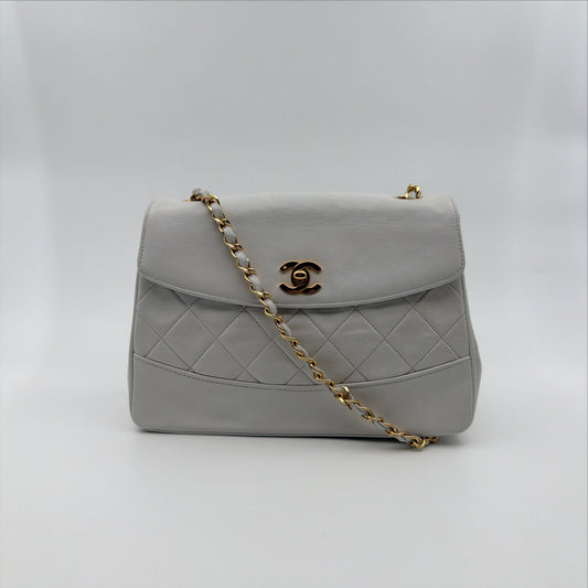 Pre-Owned White Lambskin Single Flap Crossbody Bag