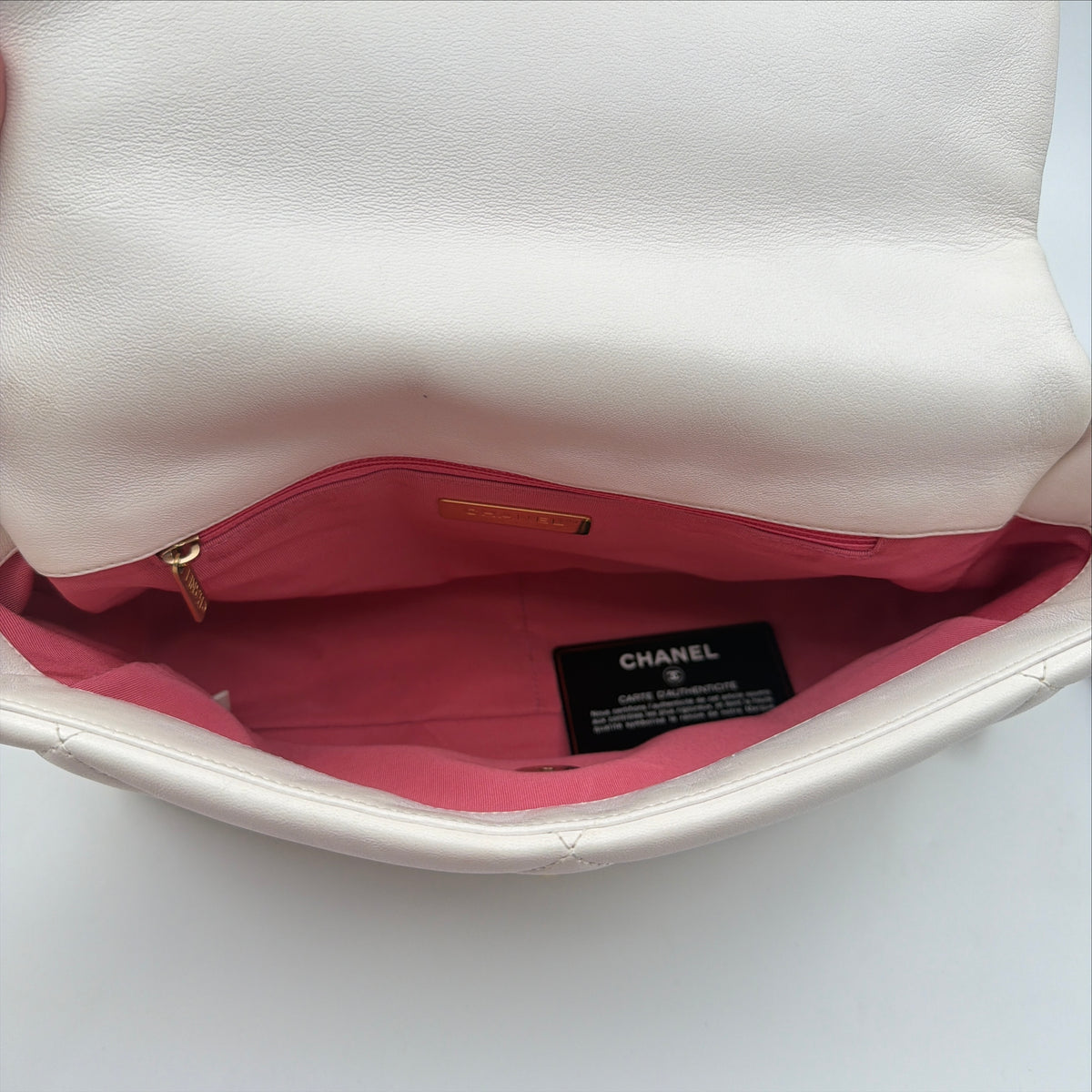 Pre-Owned White Shiny Lambskin Leather Single Flap Crossbody Bag