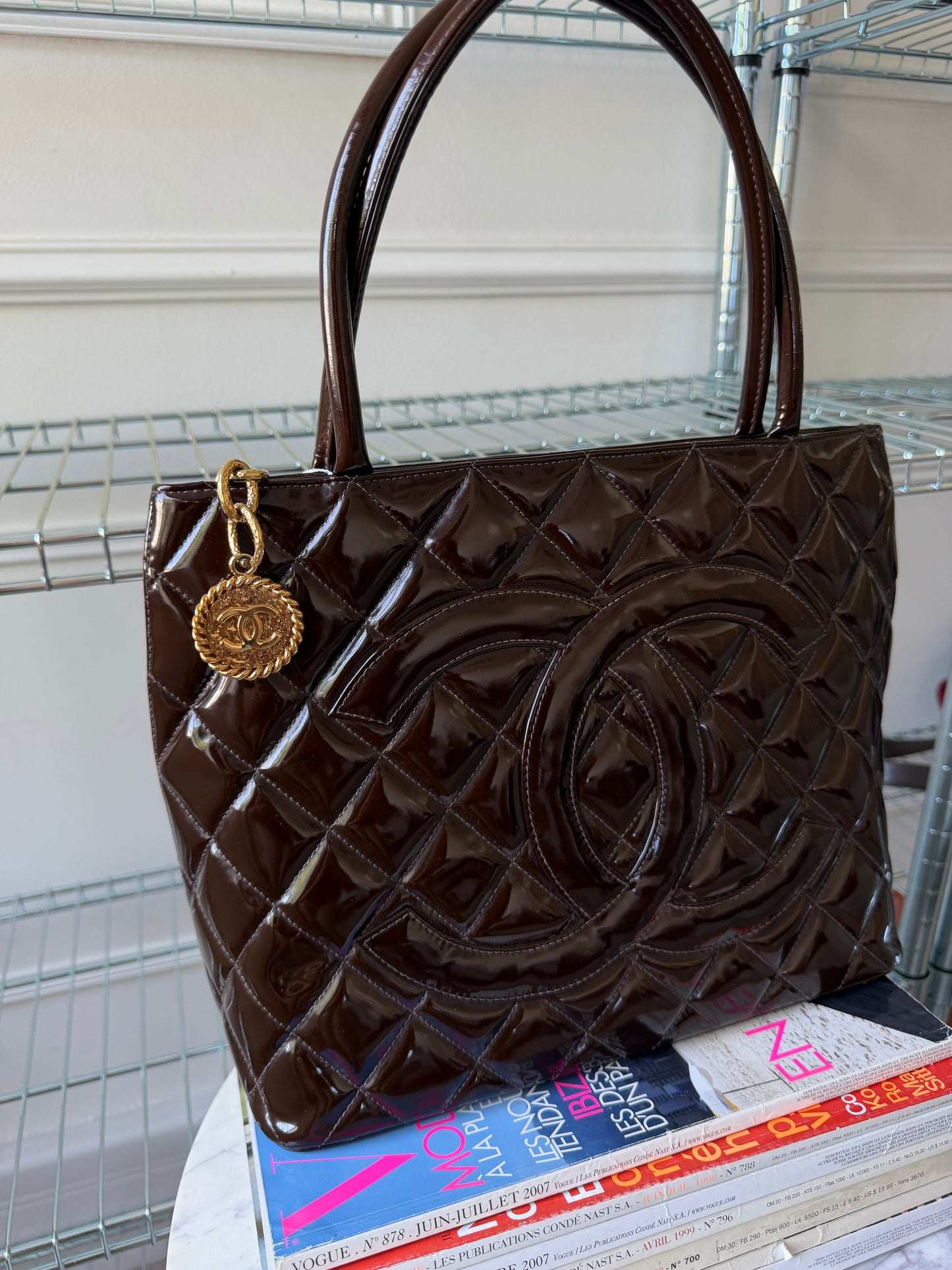 Pre-Owned Brown Patent Leather Medallion Tote Bag